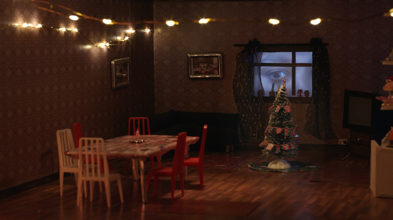 Doll house dining room with Christmas tree