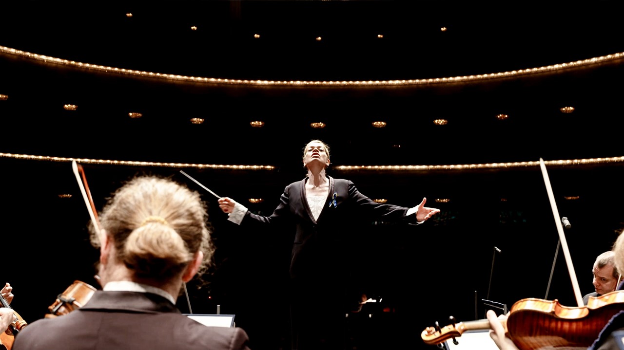 Conductor in front of an orchestra