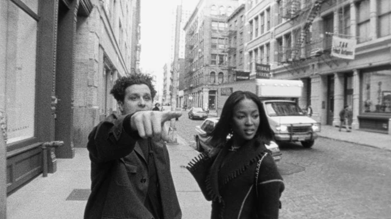 Isaac Mizrahi and Naomi Campbell on the street