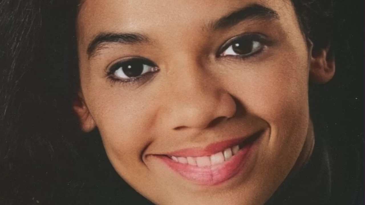 vintage headshot of Sonia Manzano smiling